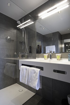 Douche, séchoir à cheveux, plancher chauffant (salle de bain)