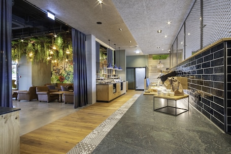 Daily continental breakfast (EUR 15.00 per person)