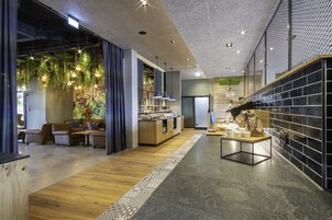 Desayuno continental diario (EUR 15.00 por persona)