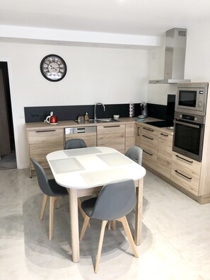 Fridge, microwave, oven, stovetop - Comfortable apartment with courtyard and private parking 5 mns from the old port (Honfleur)