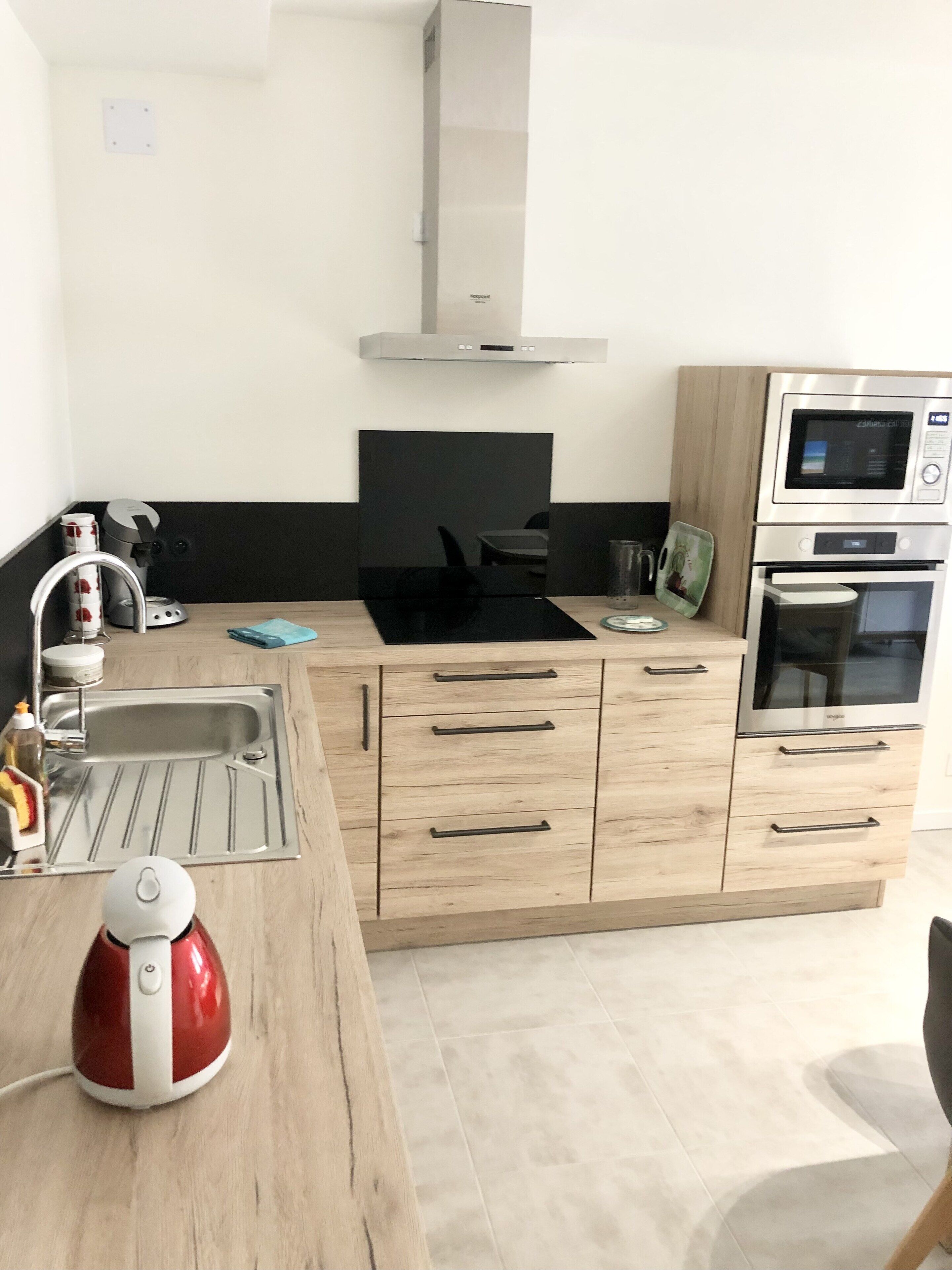 Réfrigérateur, micro-ondes, four, plaque de cuisson