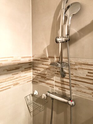 Dusche, Haartrockner, Handtücher, Toilettenpapier