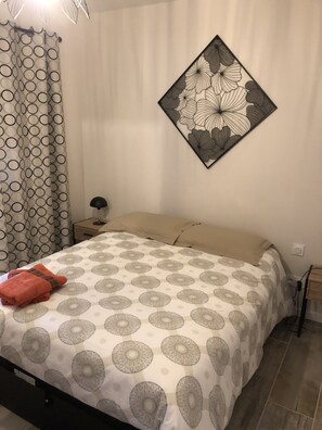 1 Schlafzimmer, Reisekinderbett, kostenloses WLAN, Bettwäsche