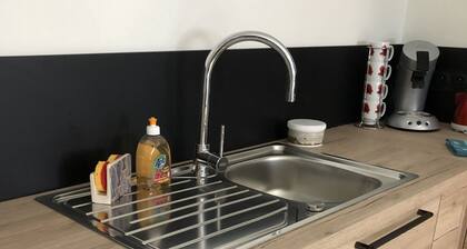 Comfortable apartment with courtyard and private parking 5 mns from the old port