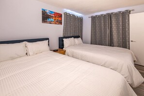 Schreibtisch, Bügeleisen/Bügelbrett, Reisekinderbett, WLAN