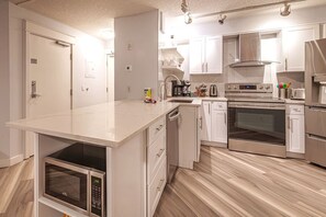 Fridge, microwave, oven, stovetop - Huge Patio Condo /Full Kitchen/BBQ/AC (Canmore)