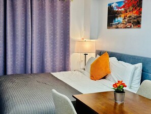 1 Schlafzimmer, Schreibtisch, Bügeleisen/Bügelbrett, Reisekinderbett