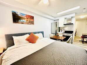 1 bedroom, iron/ironing board, WiFi, bed sheets - Your Vacation Studio with Kitchen & Balcony & AC (Canmore)