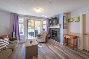 TV, fireplace - Huge Balcony / Mountain / Yard View / AC (Canmore)