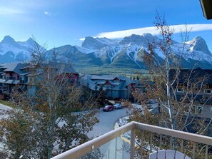 Property grounds - Top-Floor Condo | 2BR + AC with Mountain Views (Canmore)