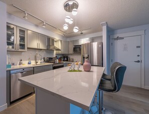 Fridge, microwave, oven, stovetop - Mountain View/Full Kitchen/BBQ/AC/King Bed (Canmore)