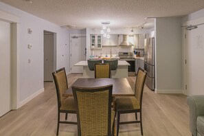 Dining - Mountain View/Full Kitchen/BBQ/AC/King Bed (Canmore)