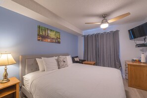 1 bedroom, iron/ironing board, WiFi, bed sheets - One Hotel Room with King Bed & AC (Canmore)