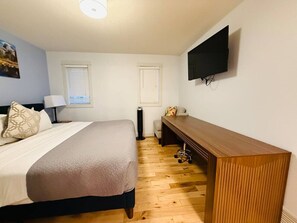 Desk, iron/ironing board, travel crib, WiFi - Mountain View Escape with Private Hot Tub & Patio (Canmore)