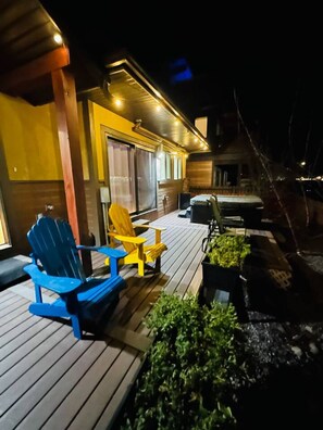 Terrace/patio - Mountain View Escape with Private Hot Tub & Patio (Canmore)