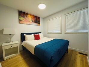 3 habitaciones, tabla de planchar con plancha, wifi y ropa de cama 