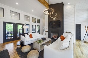 Smart TV, chimenea y estéreo 