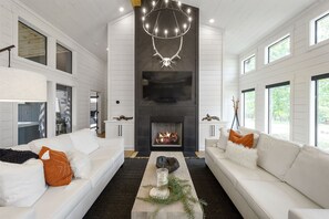 Smart TV, fireplace, stereo