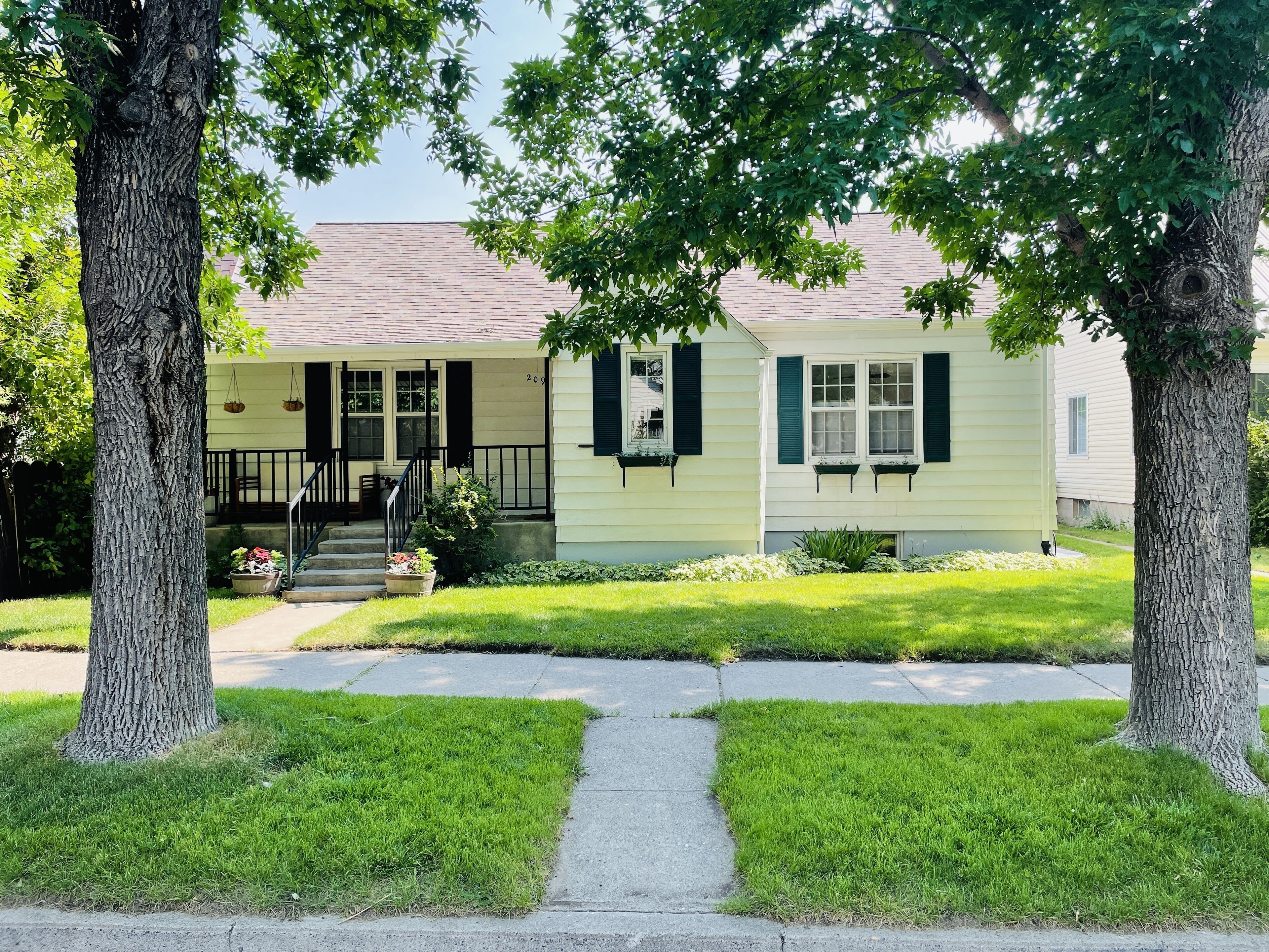 Blissful Cottage 4BR/2 BA-Sleeps 10 & Dogs welcome