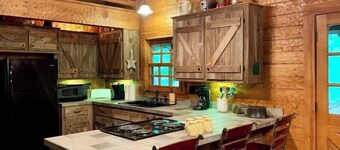 Peaceful, Secluded Cabin near Beaver Lake