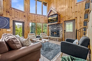 Smart TV, caminetto, videogiochi, libri