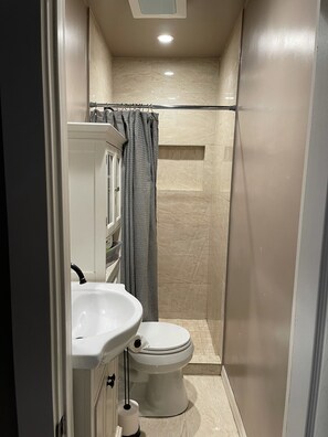 Shower, hair dryer, towels - Casa Cardoza (Los Angeles)