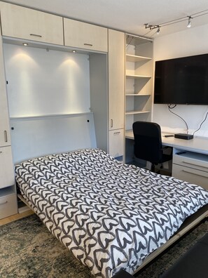 1 bedroom, desk, WiFi