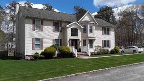 Exterior - Cheerful 3 Bedroom Residential Home (Yaphank)