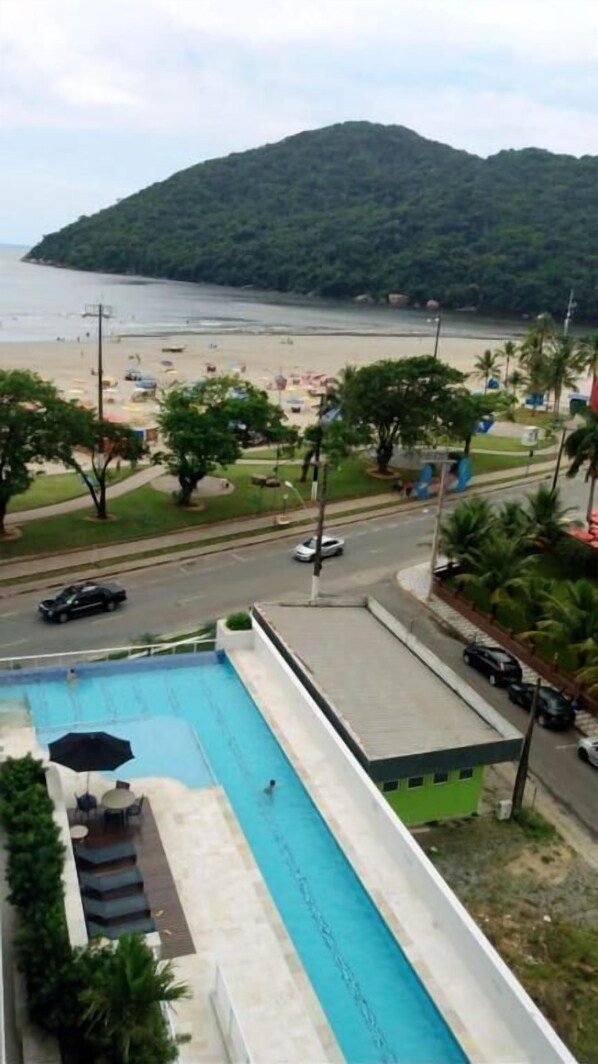 Piscina externa, guarda-sóis