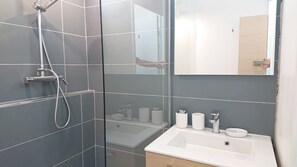 Dusche, Haartrockner, Handtücher, Toilettenpapier