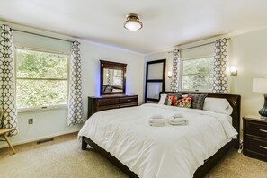 5 bedrooms, desk, iron/ironing board, travel crib