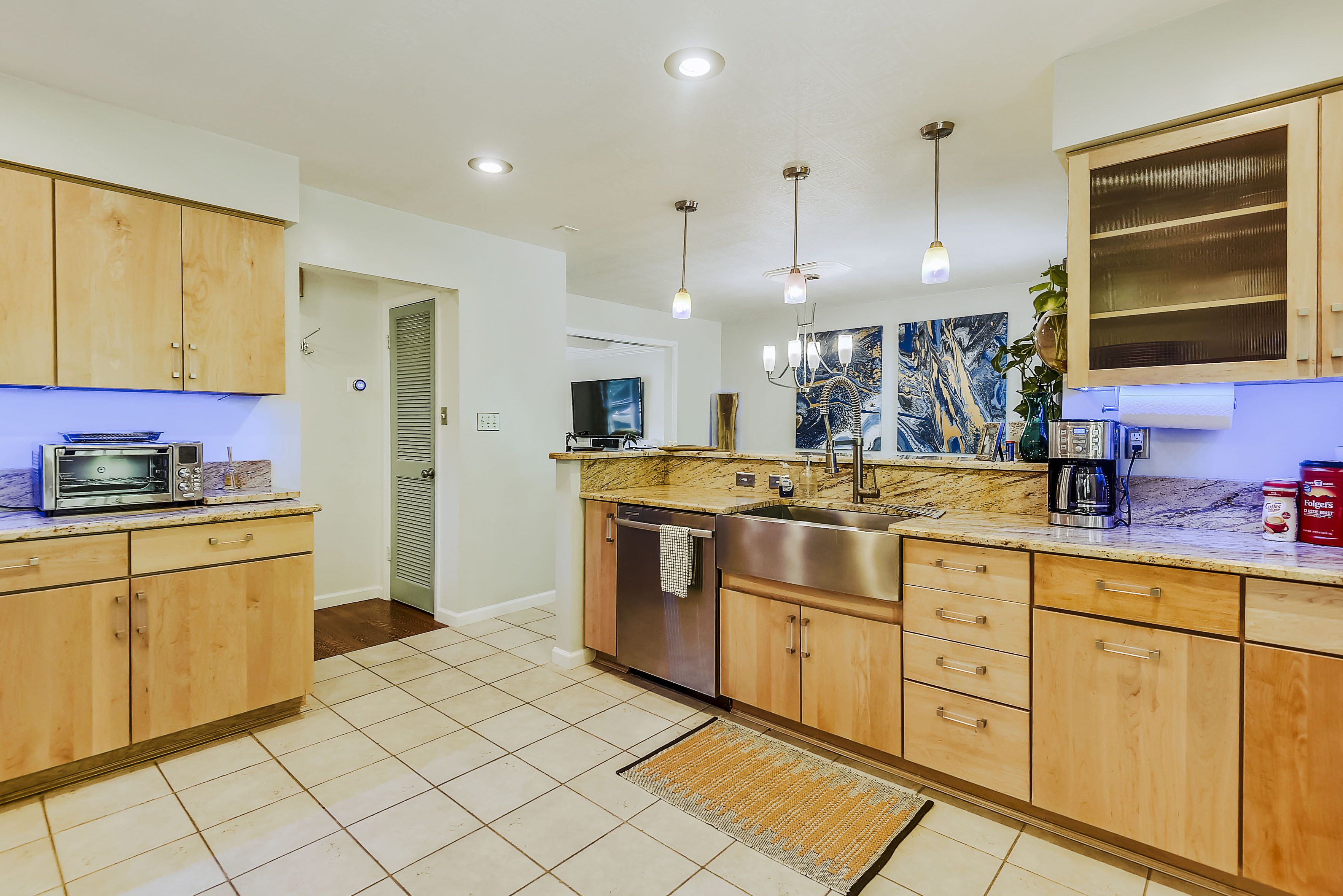 冷蔵庫、電子レンジ、オーブン、コンロ