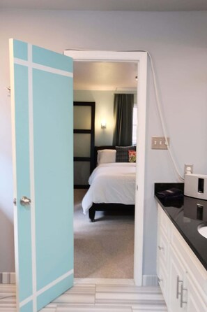 5 habitaciones, escritorio y tabla de planchar con plancha 