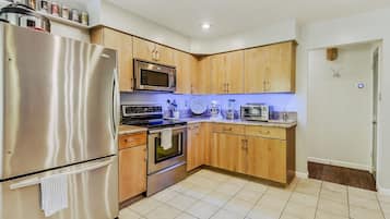 Geladeira, micro-ondas, fogão, cooktop