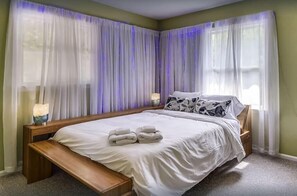 5 slaapkamers, een bureau, een strijkplank/strijkijzer, reisbedje