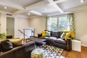 Smart TV, fireplace, table tennis, stereo