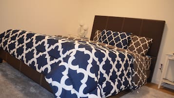 2 habitaciones, escritorio y tabla de planchar con plancha