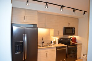Fridge, microwave, oven, stovetop - Exquisitely furnished 2-bedroom condo @ Bridgwater! (Winnipeg)