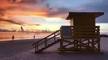 Beach nearby, sun loungers, beach towels