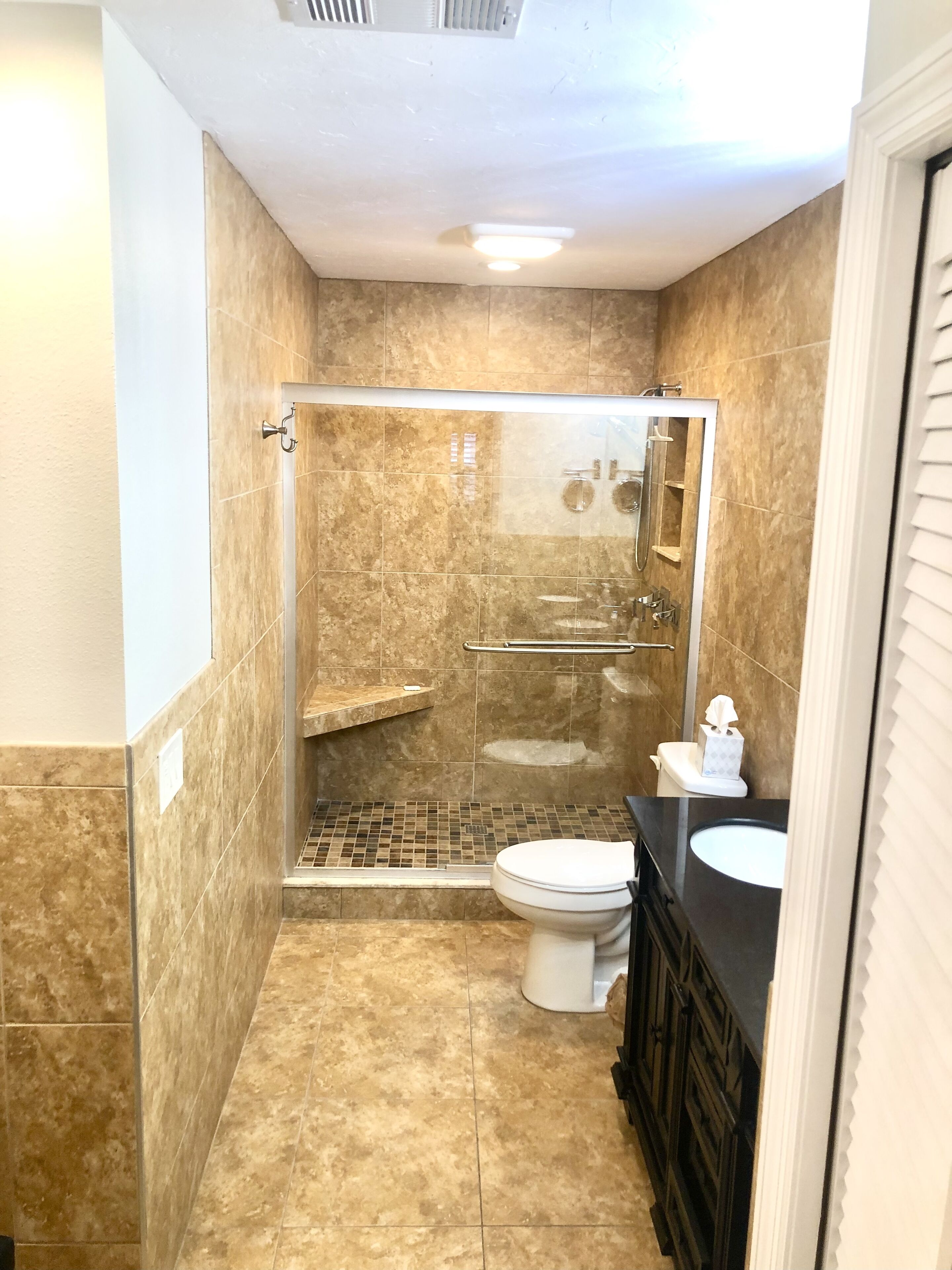 Un baño con ducha, inodoro y lavamanos.