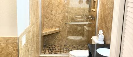 Un baño con ducha, inodoro y lavamanos.