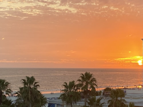 Luxurious Waterfront Condo, King Bed, Great Reviews, Must See!