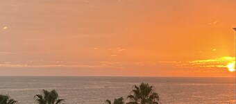 Luxurious Waterfront Condo, King Bed, Great Reviews, Must See!