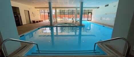 Piscine couverte, piscine extérieure