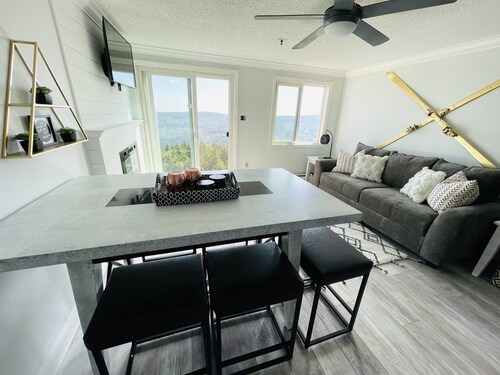 2BR/2BA Luxury Ski in/out condo at Snowshoe Mountain Lodge!