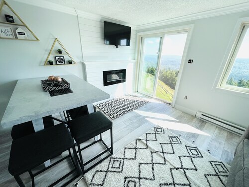 2BR/2BA Luxury Ski in/out condo at Snowshoe Mountain Lodge!