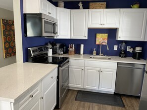 Fridge, microwave, oven, stovetop - ARLINGTON PARK COTTAGE 🌴SELBY GARDENS 🌺 MARINA JACKS 🛥 O’LEARYS 🌅 A 1 MILE WALK😎 (Sarasota)