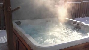 Outdoor spa tub - Unique Getaway | Hot Tub & Waffle Breakfast! (Orem)