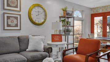 Smart-tv, tafelvoetbal, boeken en een computerscherm