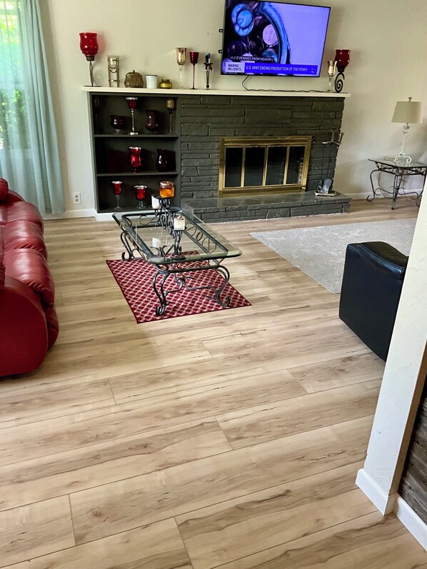 Smart TV, fireplace